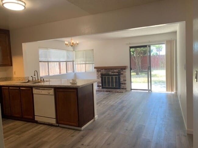 Building Photo - 4 Bed/2 Bath Spacious Home with Big Backyard and New Laminate & Carpet - Union City