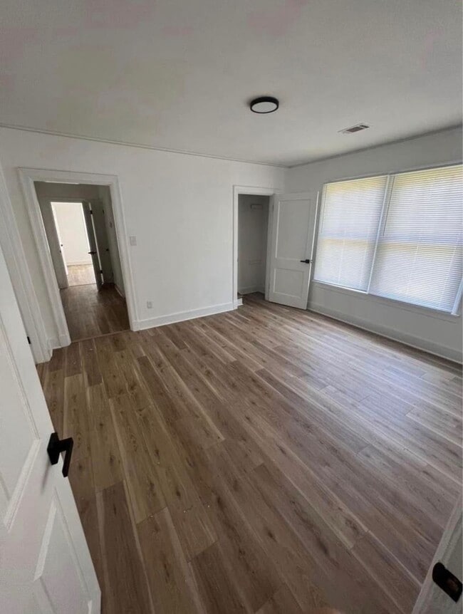 Building Photo - 2023 W Short 17th St