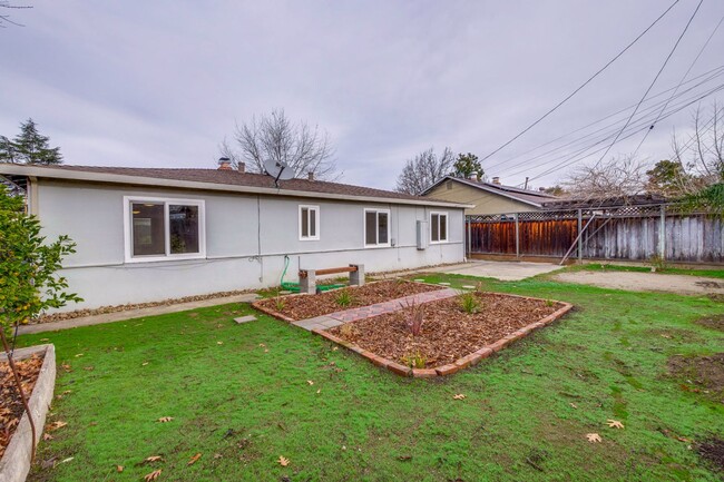 Building Photo - Wow! What a Great Home! Available NOW!
