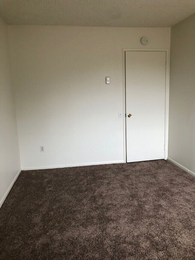 Building Photo - 4 bed-2 bath Single Story House with 2-Car...