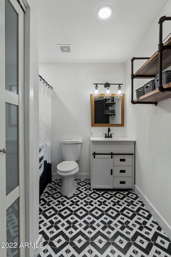 Building Photo - 8328 E Palm Ln