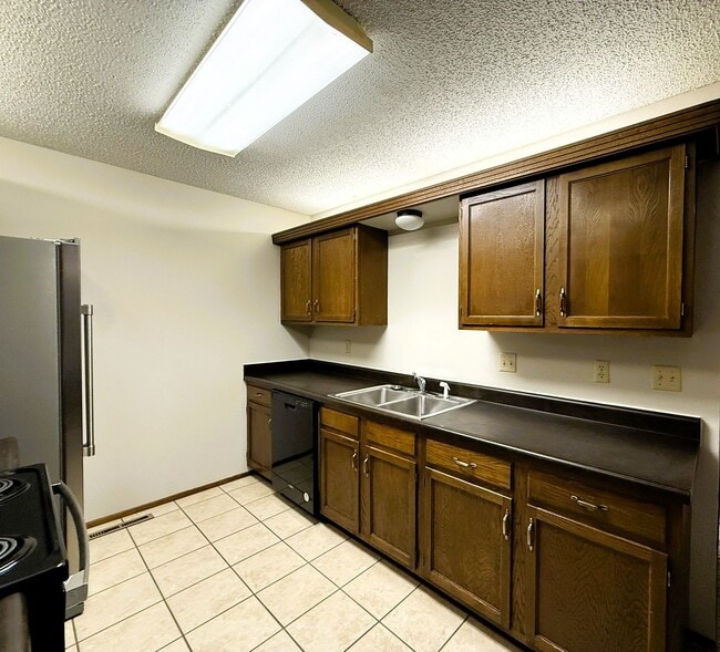 Building Photo - 1325 N Denene St