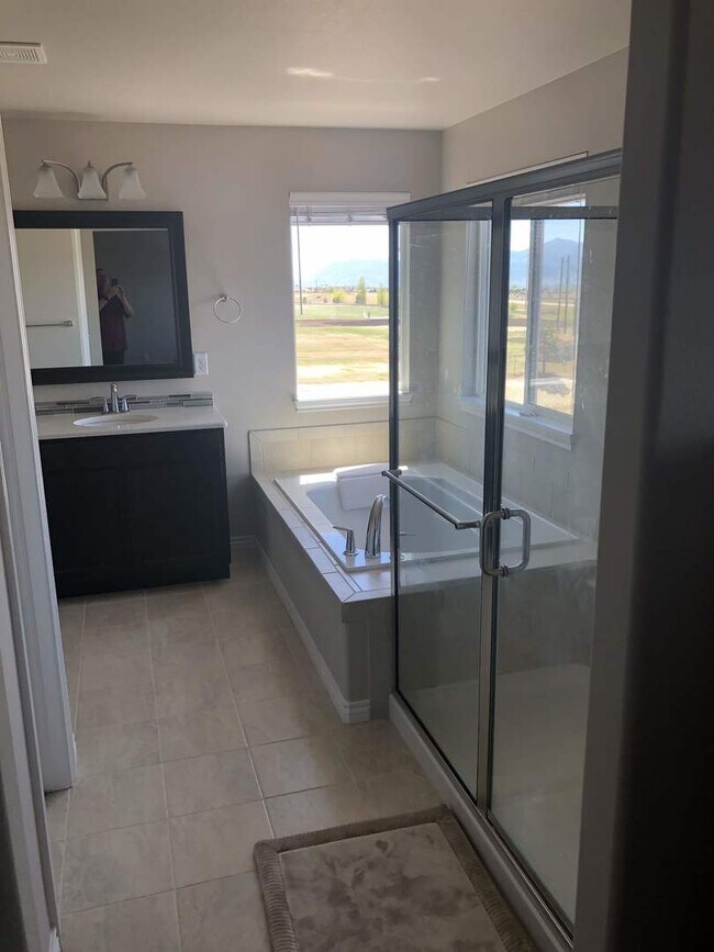 Building Photo - Newer 5bdrm + Office in D20 North Fork Wit...