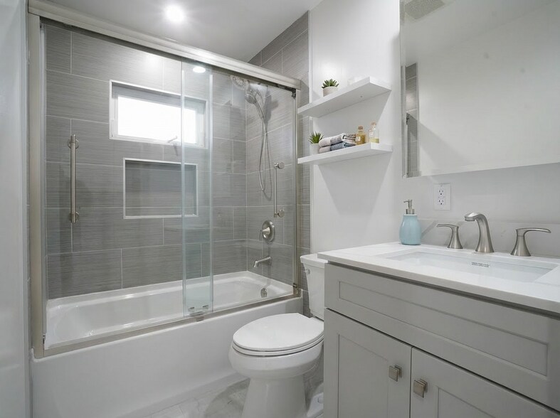 Building Photo - 6053 Selma Ave