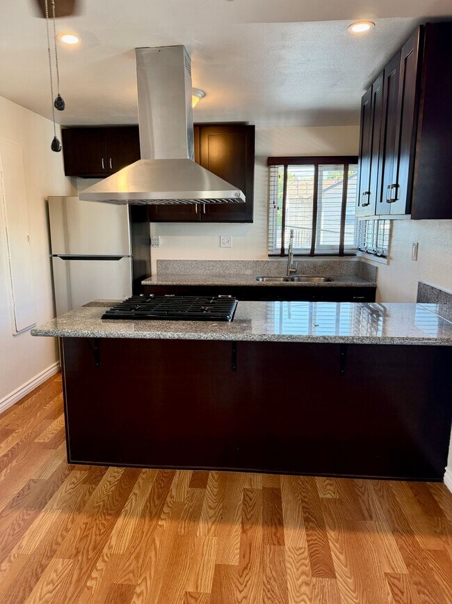 Building Photo - 203B