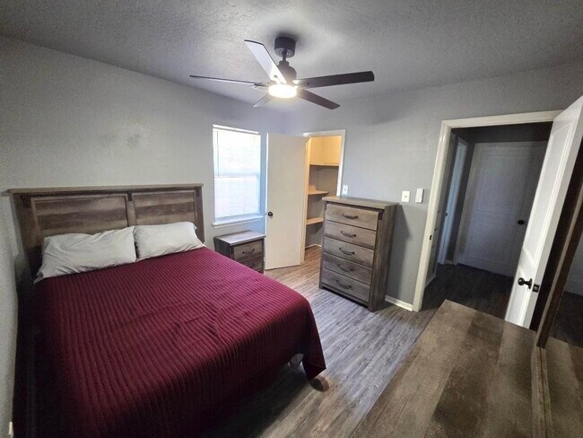 Building Photo - 4806 SE Redbud Pl