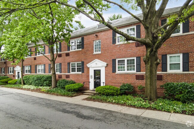 Building Photo - Arlington Oaks