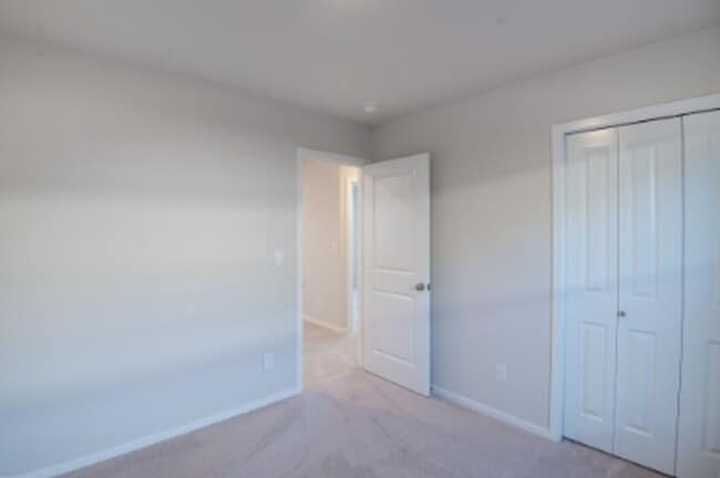 Building Photo - Beautiful newer construction 4 bed, 2.5 ba...