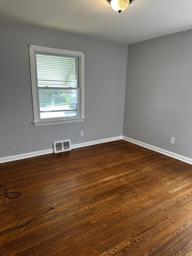 Building Photo - 3 bedroom 1.5 Bath Single family home in P...