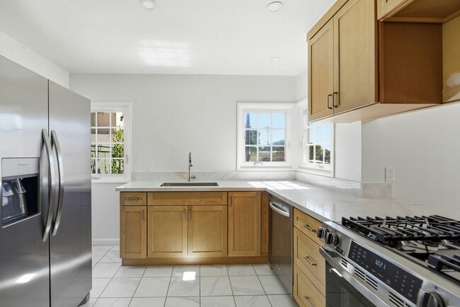 Building Photo - 7005 Draper Ave