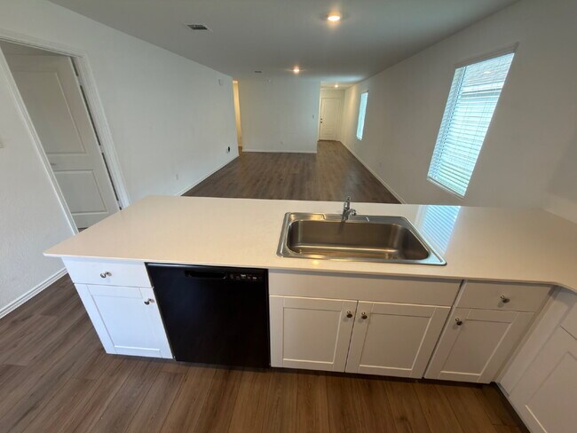 Building Photo - Three bed two bath two car garage in Sunset Oaks community.