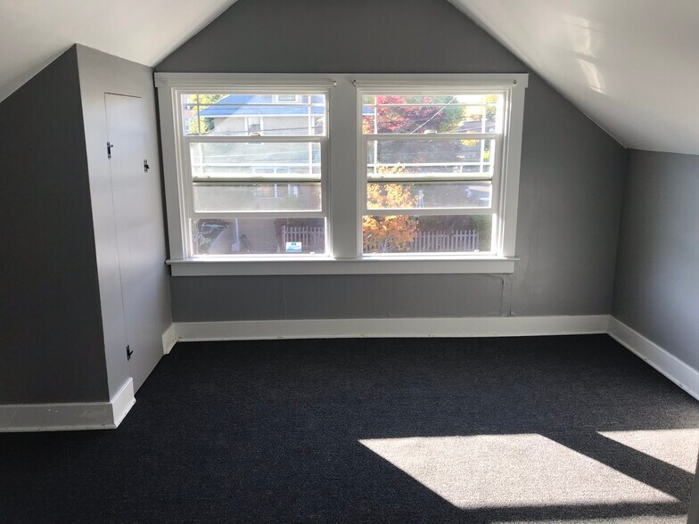 Building Photo - 2304 SE 43rd Ave