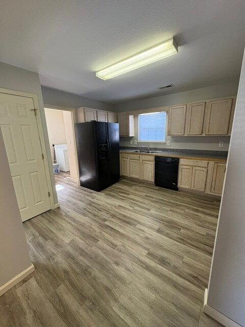 Building Photo - 104 Evergreen Dr