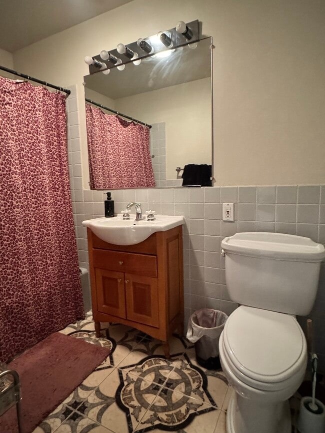 Building Photo - 201 S Maple Ave