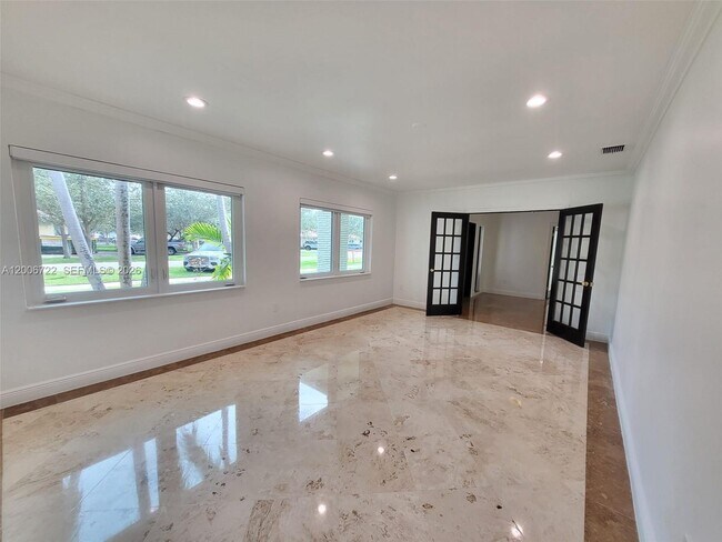 Building Photo - 825 Cremona Ave