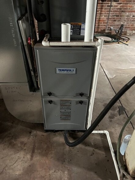 Building Photo - 853 N College St