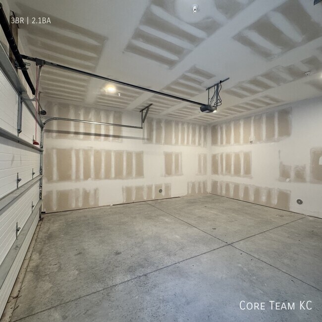 Building Photo - 2913 N Oak Trafficway
