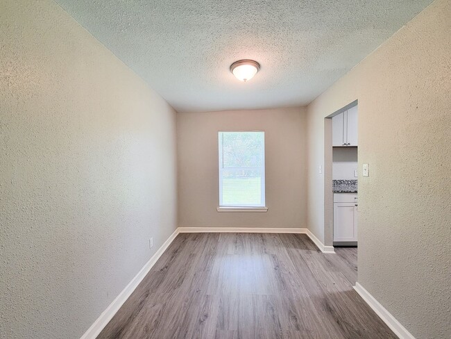 Building Photo - RECENTLY REMODELED 4 BEDROOM 2 BATH LEASE HOME WITH ALL THE UPGRADES.  CHECK THIS OUT.  WON'T LAS...