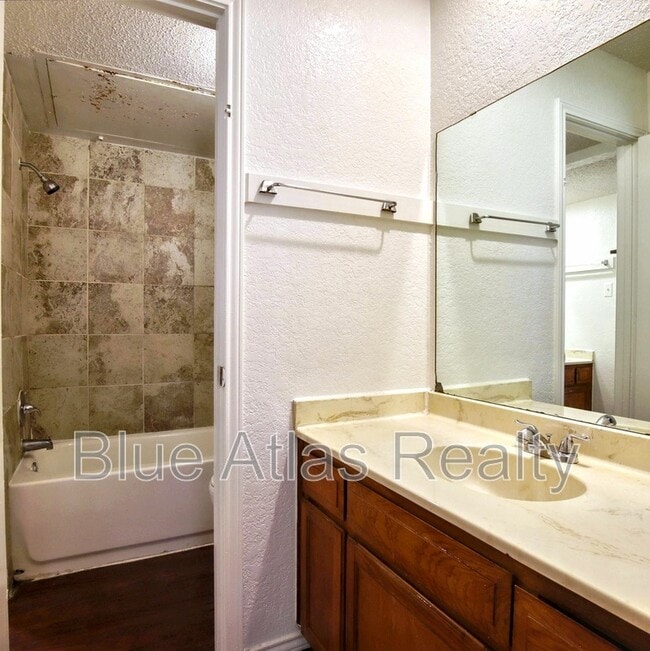 Building Photo - 6859 S Creek Dr