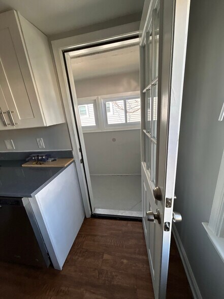 Building Photo - 240 Riverview Ave