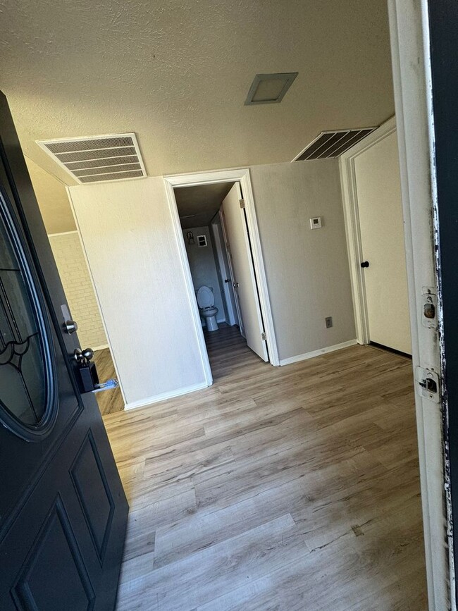 Building Photo - Ready to move in...