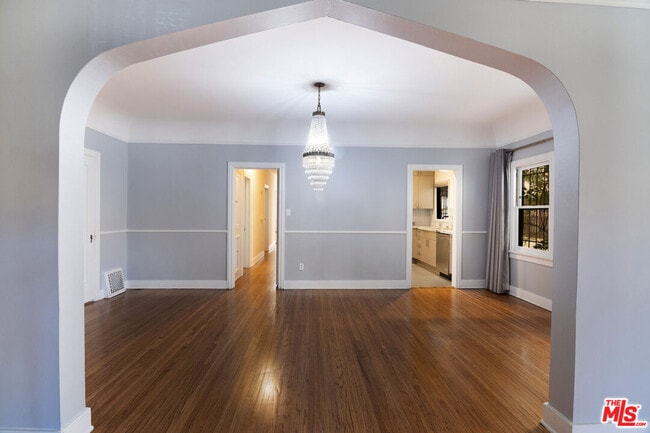 Building Photo - 126 N Sycamore Ave