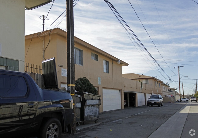 Building Photo - 4830 Canoga St