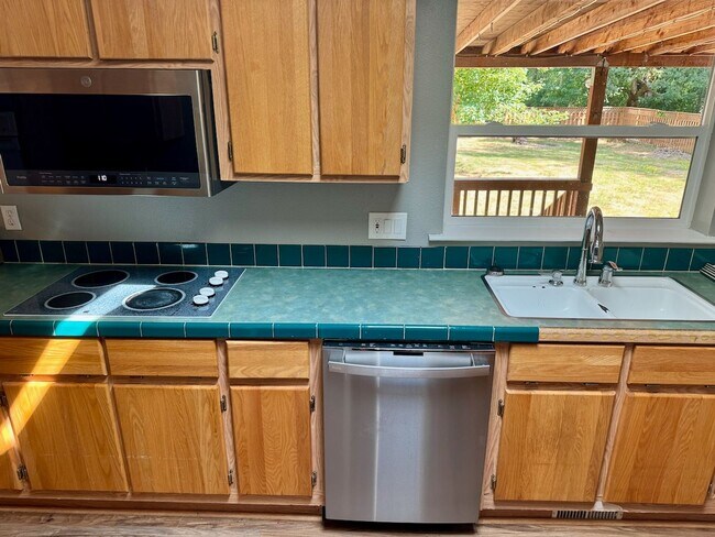 Building Photo - Rural 3 Bed/2 Bath with Office and Large Lot!