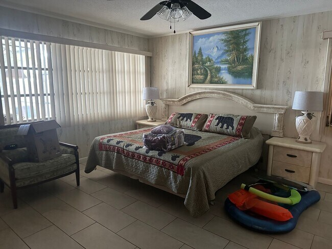 Building Photo - Lakefront 3 Bedroom 1 Bathroom in Haines City