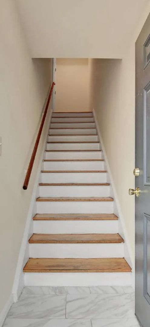 Building Photo - Renovated Apartment Available