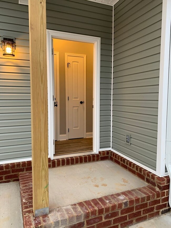 Building Photo - Alcoa 37701 - COMING SOON! 3 bedroom, 2 bath home - Contact Troy Adams (865) 233-6949