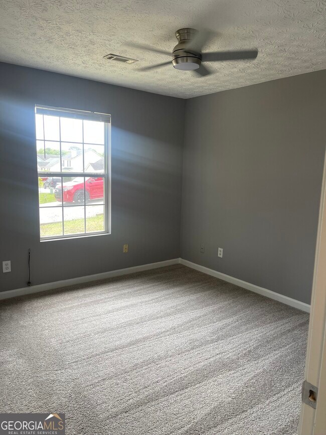 Building Photo - 320 Willow Springs Dr