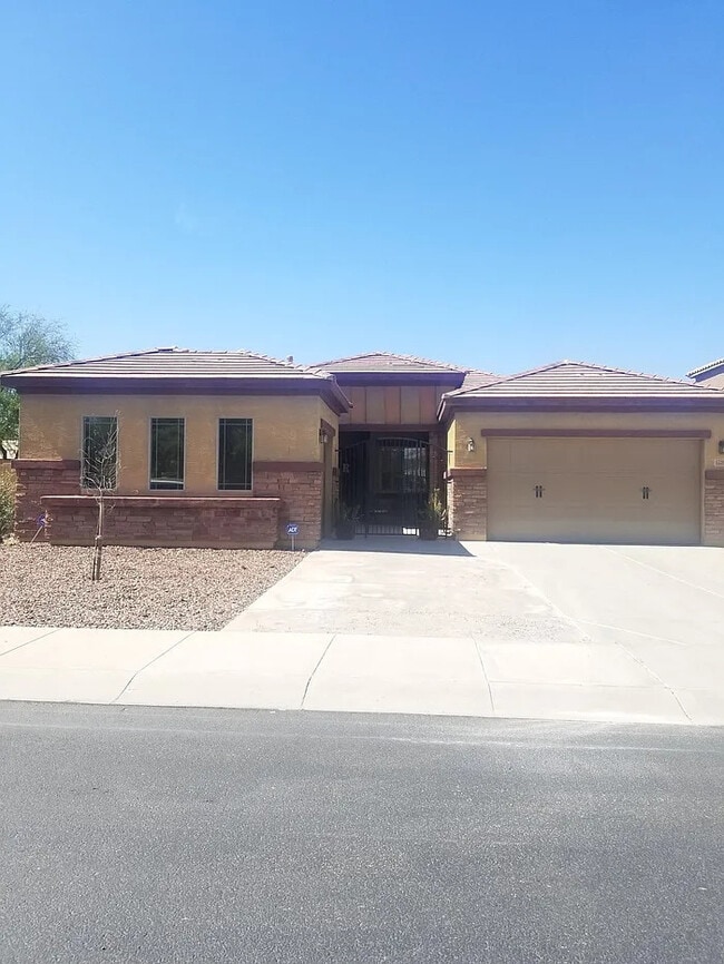 Building Photo - Beautiful 4-bedroom 2.5 bath home