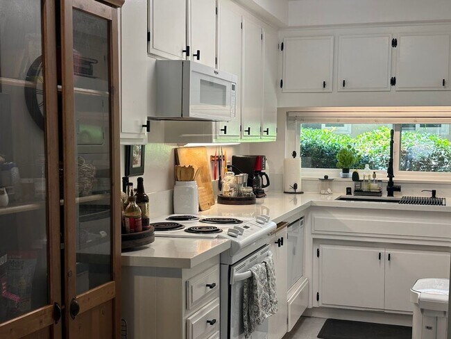 Building Photo - Fully Furnished 2 Bed / 1 Bath Condo Near Downtown La Mesa