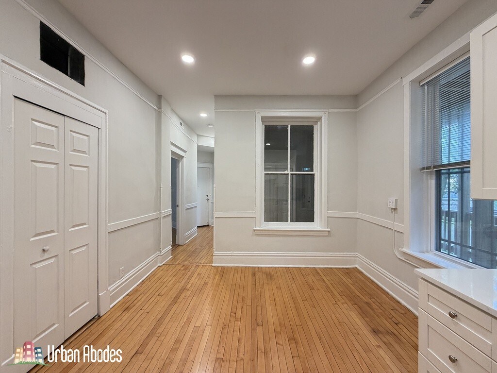Building Photo - 1009 N Sacramento Ave