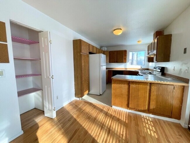 Building Photo - RARE FIND! Spacious and bright three bedroom apartment in South Anchorage with in unit laundry, f...