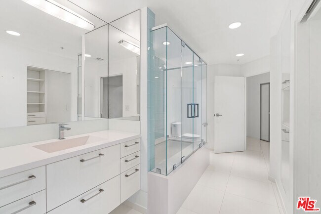 Building Photo - 13700 Marina Pointe Dr