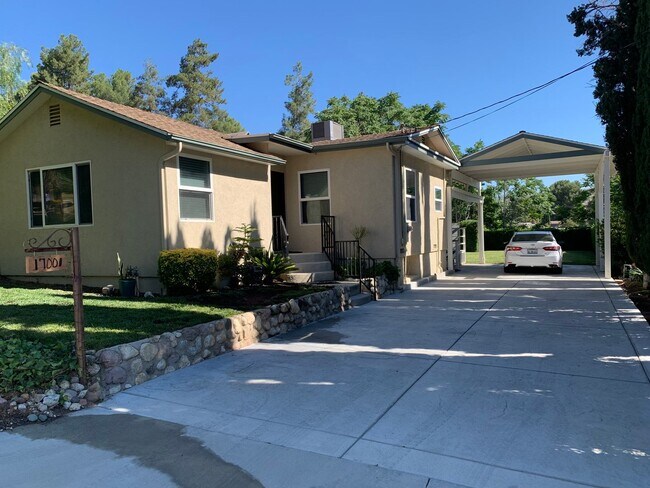 Building Photo - Charming 3+1 Canyon Country Cutie Nestled in the Hills!