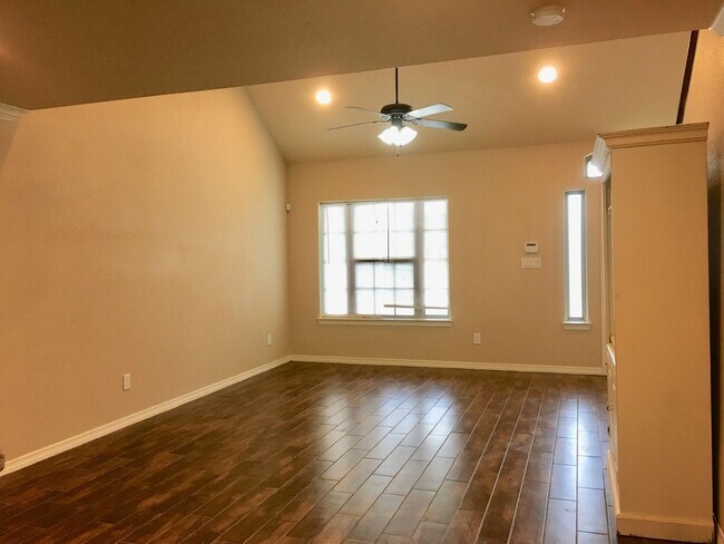 Building Photo - 817 Dominik Dr