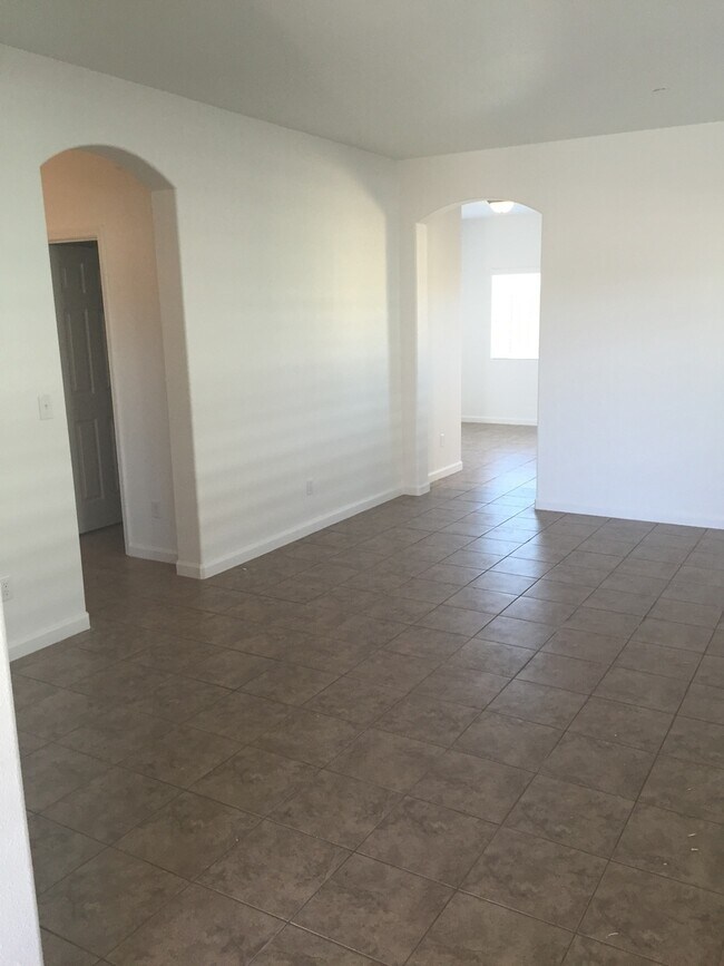 Building Photo - *Move in special* First month's rent is on us!! move in by 8/1/2026