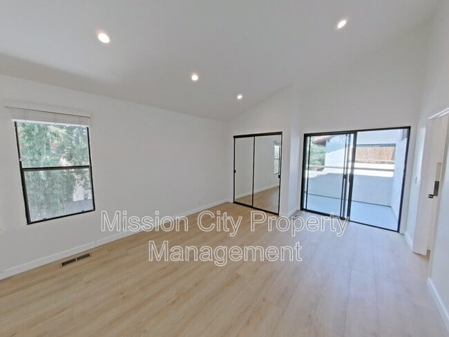 Building Photo - 2102 Cliff Dr