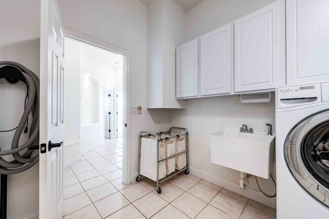 Building Photo - St. Cloud 4 Bedroom, 4 Bathroom Pool Home with Lake View