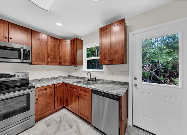 Building Photo - MOVE IN SPECIAL 1/2 off 1st months rent!!!!