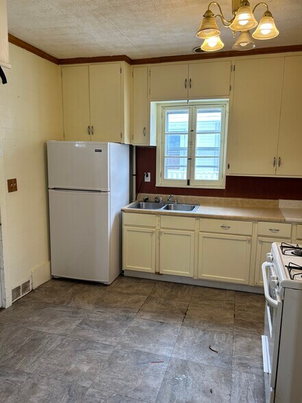 Building Photo - 403 W South Park Ave