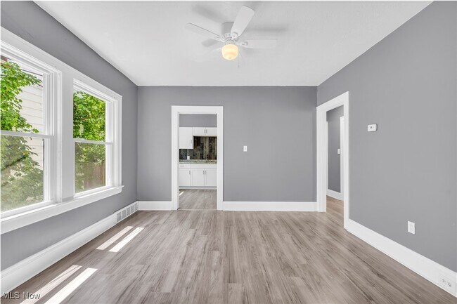 Building Photo - 364 E 161st St