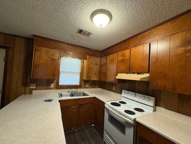 Building Photo - 136 Tyrone Blvd