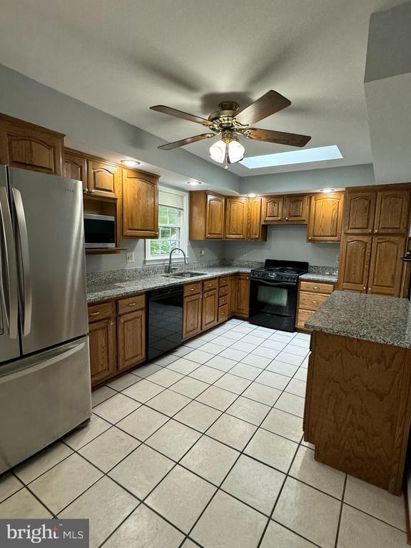 Building Photo - 12859 Valleywood Dr