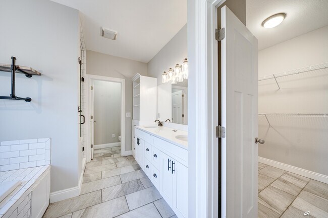 Building Photo - 742 Vista del Sol Ln