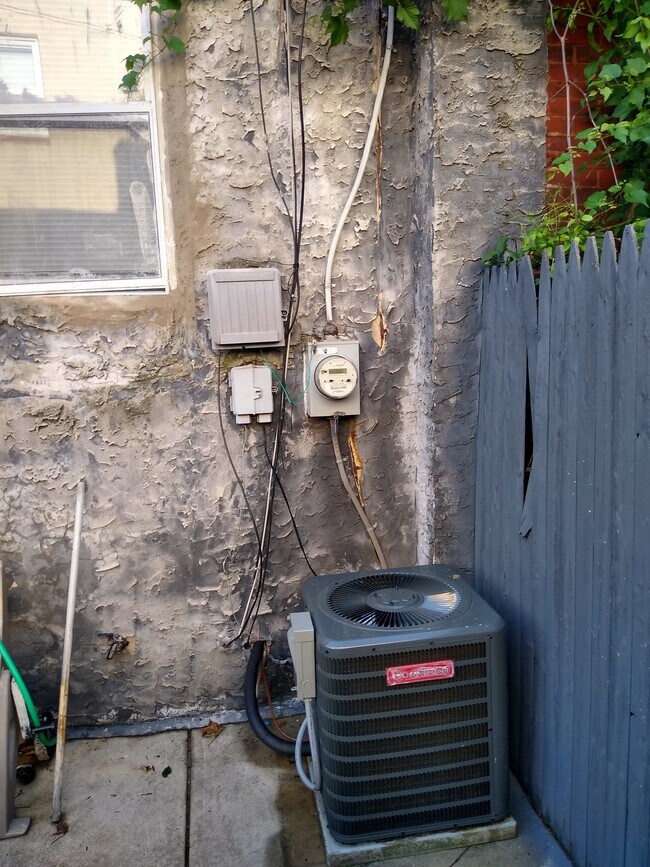 Building Photo - 655 N Yewdall St