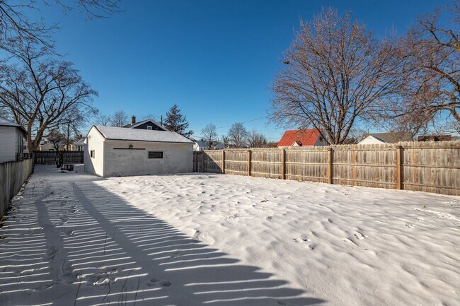 Building Photo - Charming 2 Bedroom Home with a Huge Fenced Yard & Garage